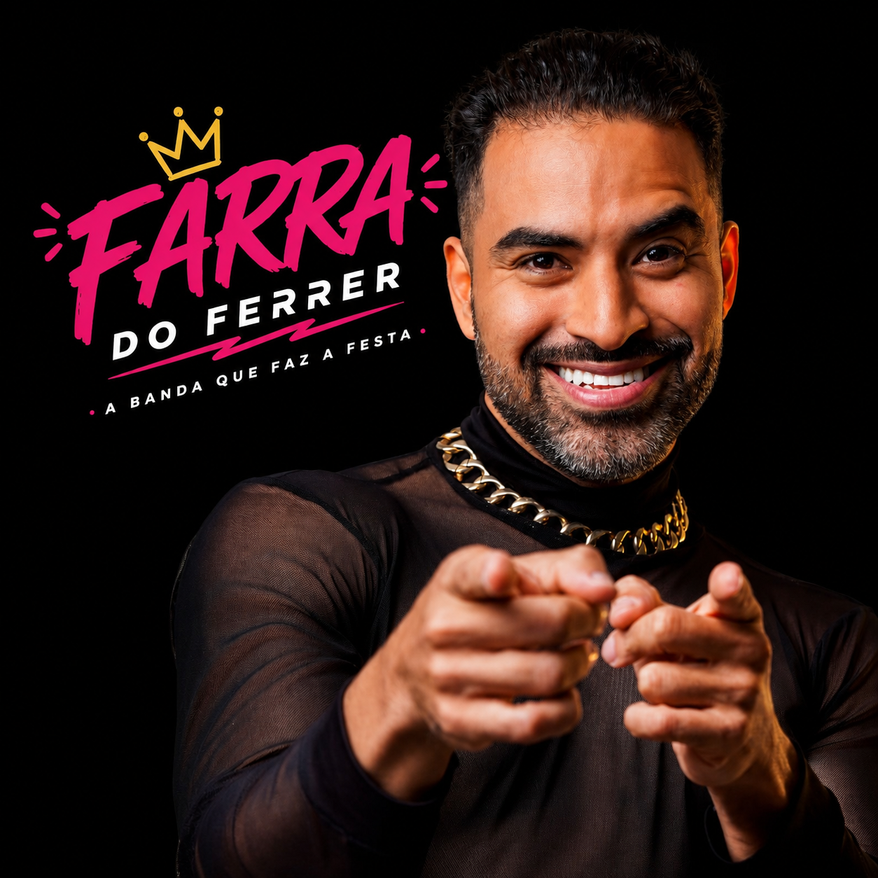 Anderson Ferrer sorrindo e apontando para o público