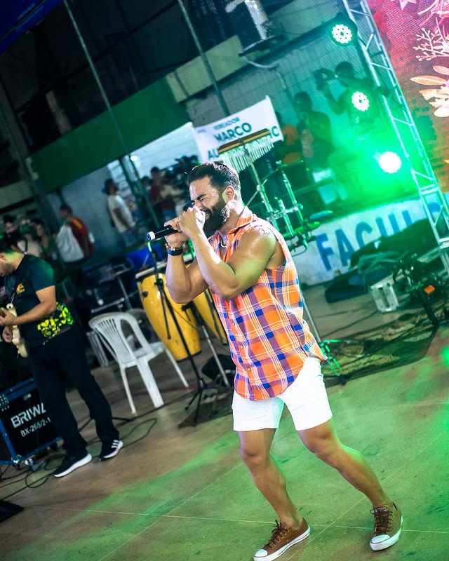 Anderson Ferrer cantando em apresentação junina