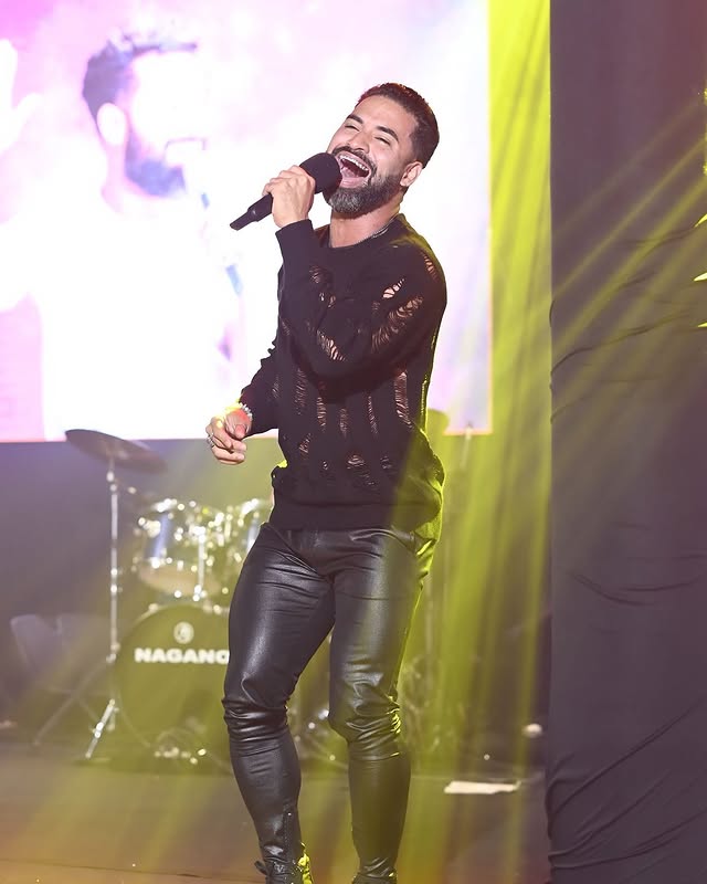 Anderson Ferrer cantando no palco