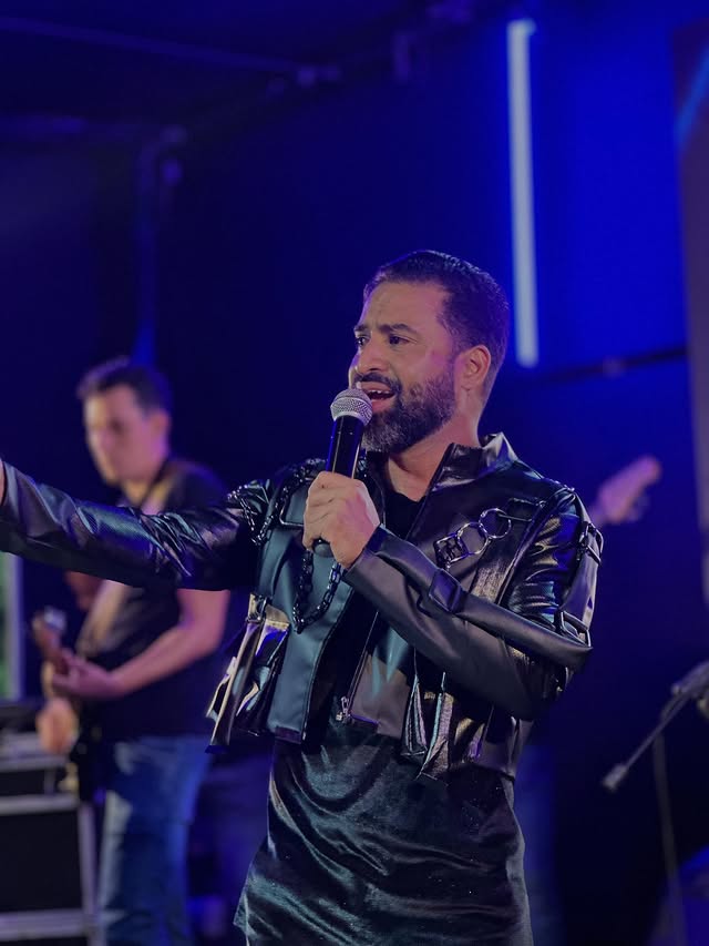 Anderson Ferrer durante apresentação musical