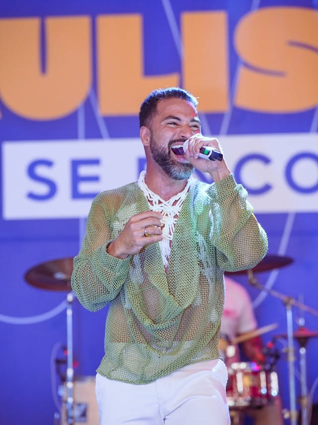 Anderson Ferrer cantando em grande evento